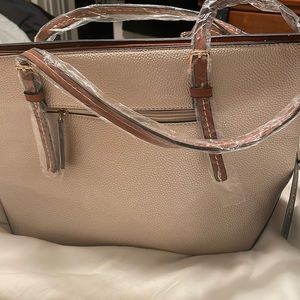NWT Tan/gold purse with wallet. Deluxity.